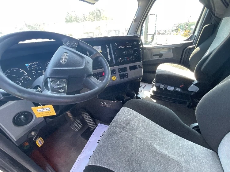 2022 Freightliner Cascadia - image 10