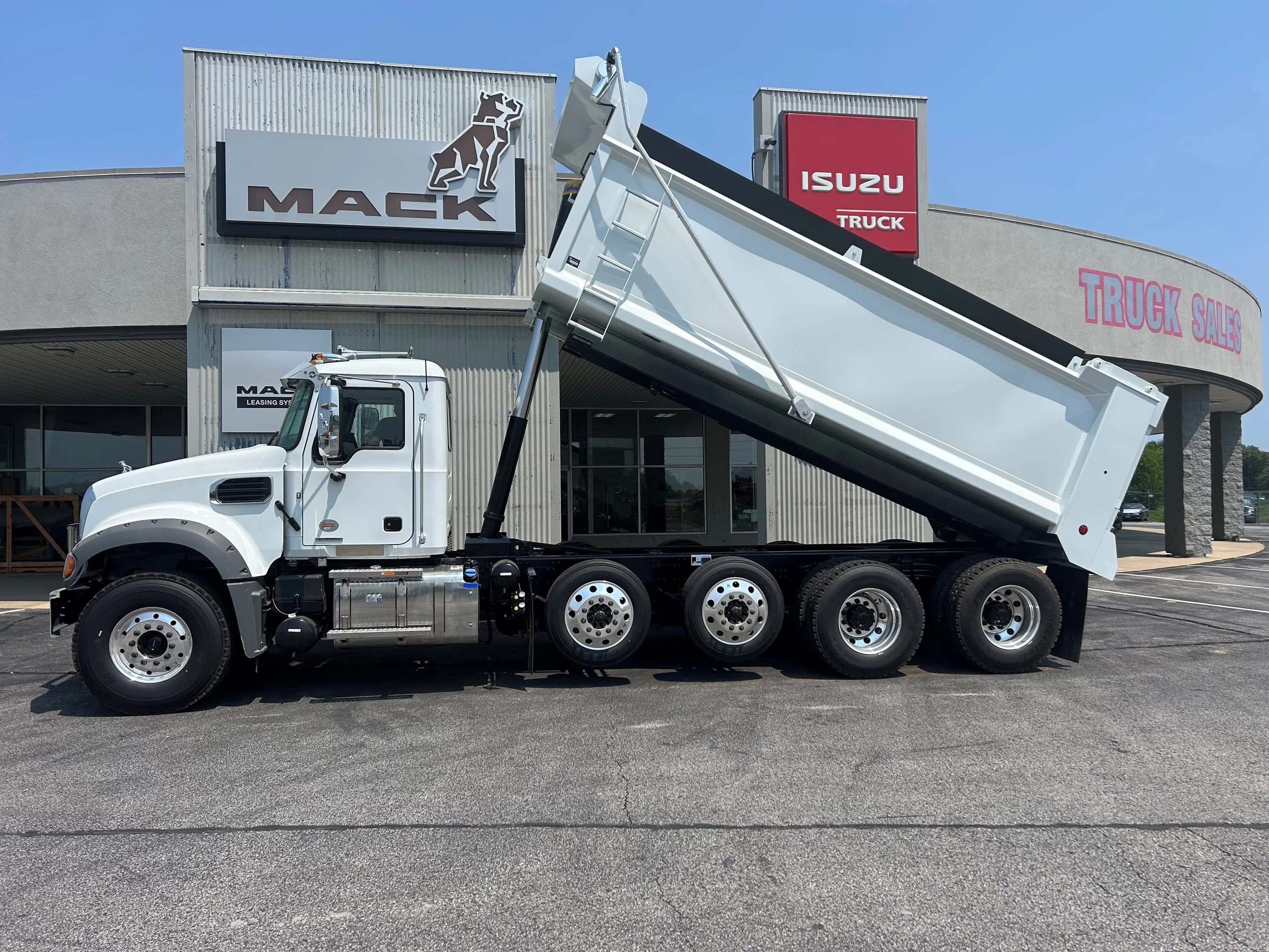 2027 Mack Granite in Cahokia, IL — photo 2