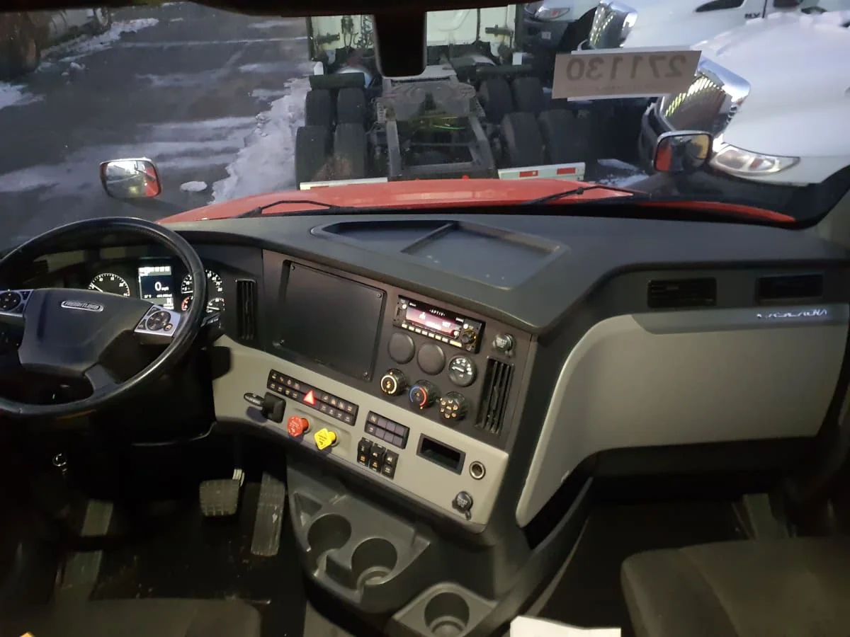 2020 Freightliner Cascadia - image 7