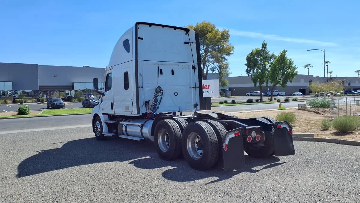 2023 Freightliner Cascadia in Phoenix, AZ — photo 6