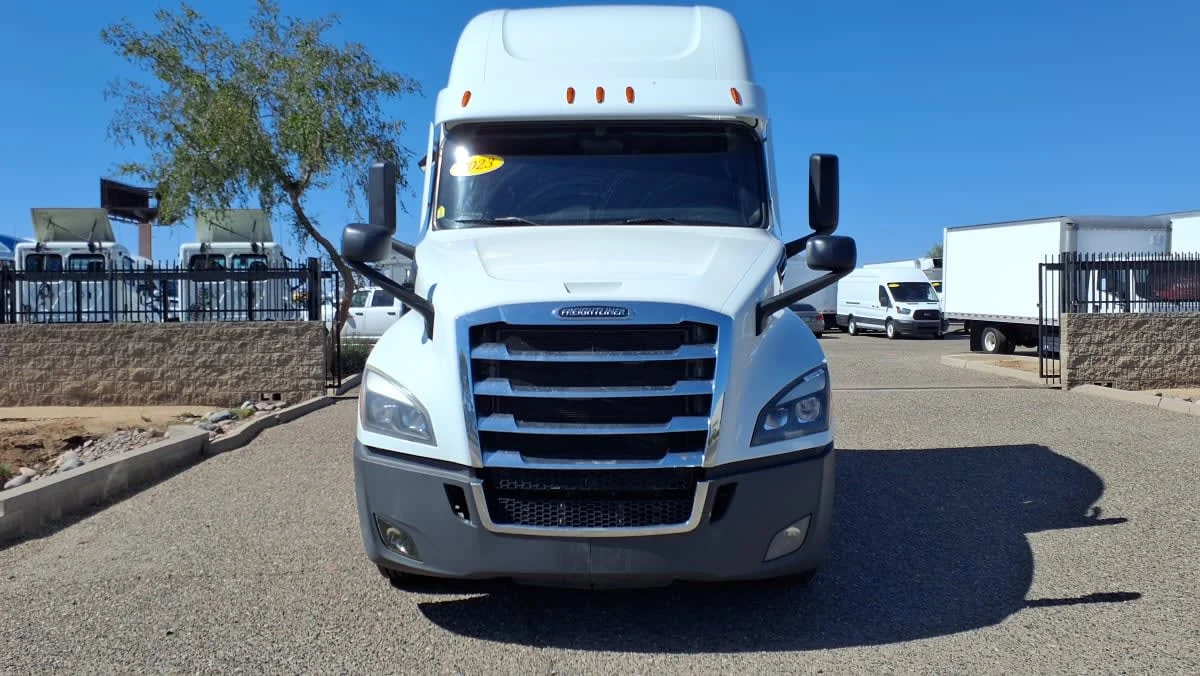 2023 Freightliner Cascadia in Phoenix, AZ — photo 2