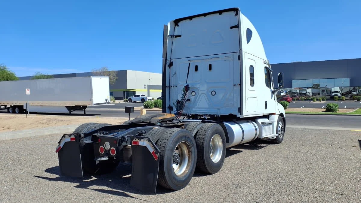 2023 Freightliner Cascadia in Phoenix, AZ — photo 4
