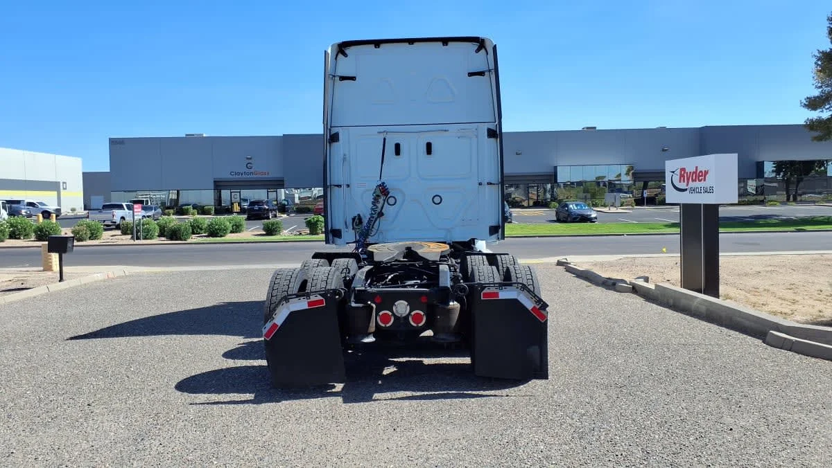 2023 Freightliner Cascadia in Phoenix, AZ — photo 5