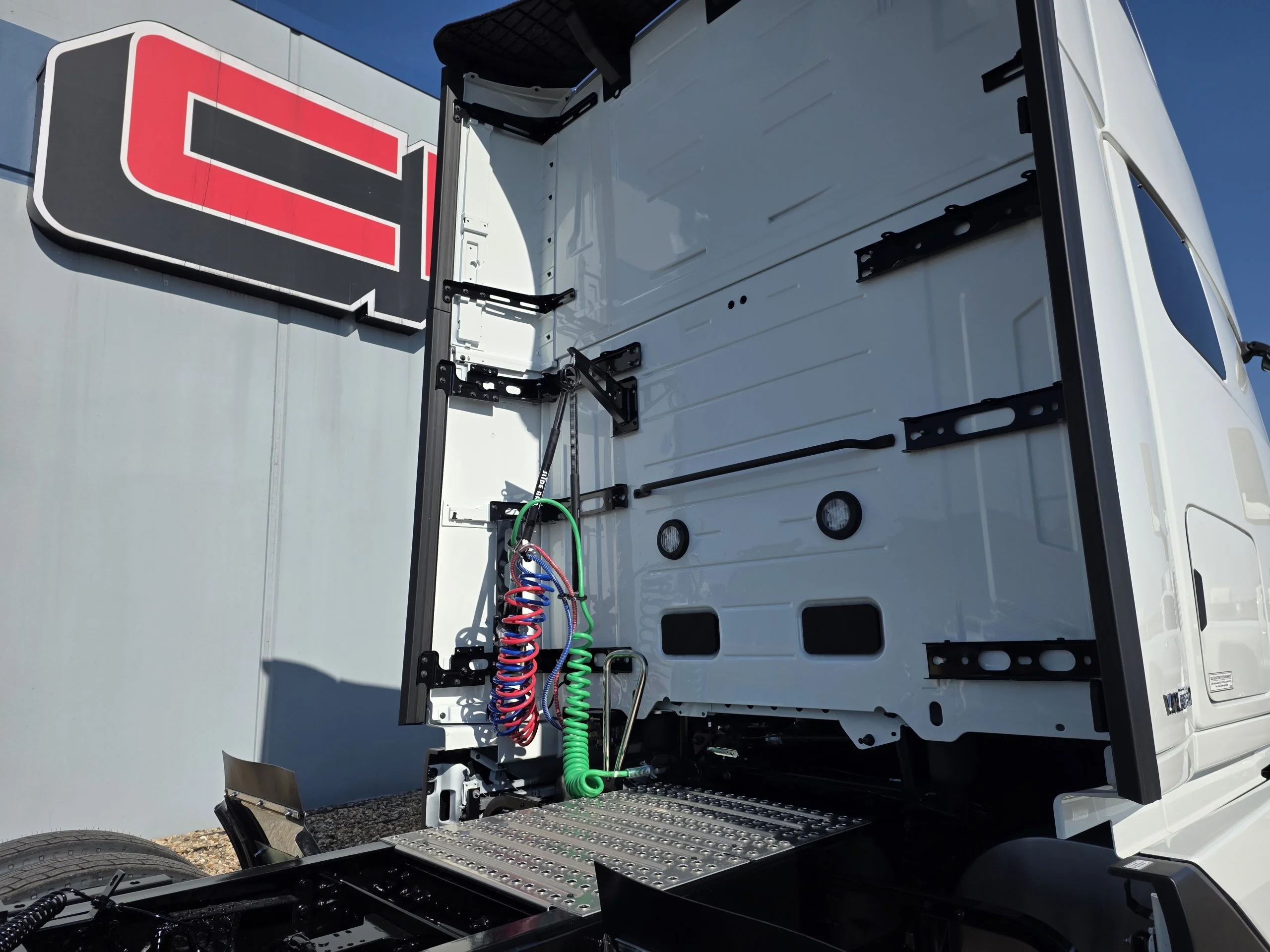 2027 Volvo VNL 860 - image 6