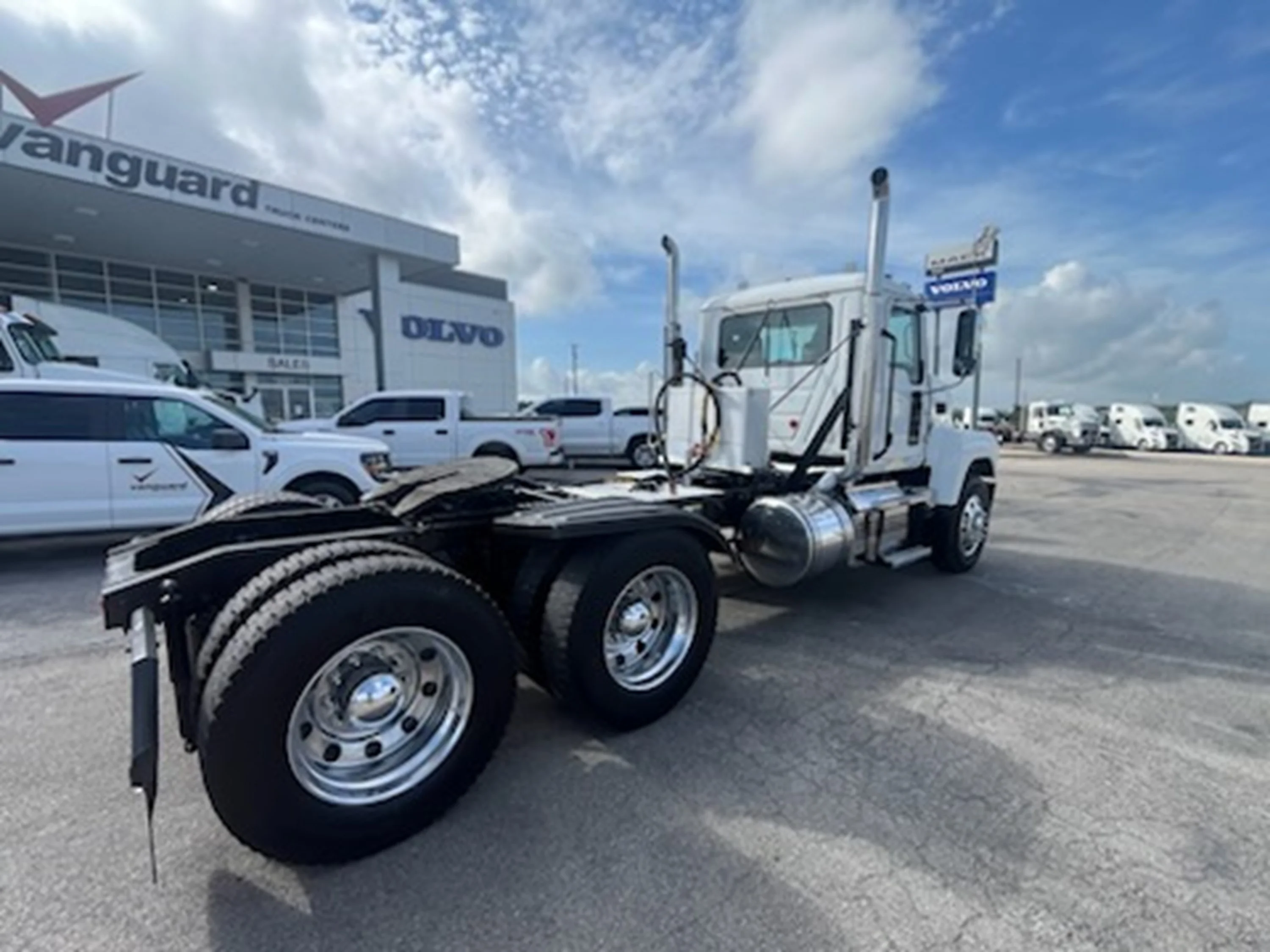 2022 Mack Pinnacle in Austin, TX — photo 3