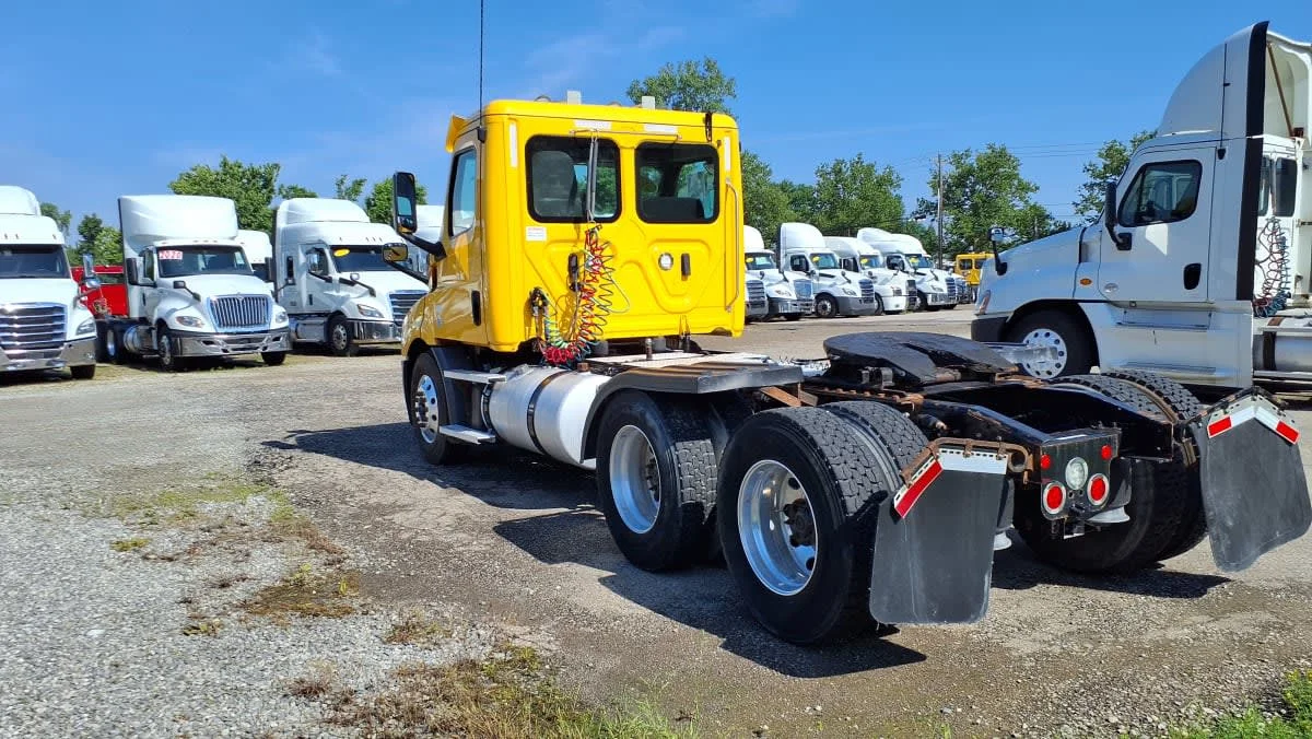 2020 Freightliner Cascadia in West Chester, OH — photo 6