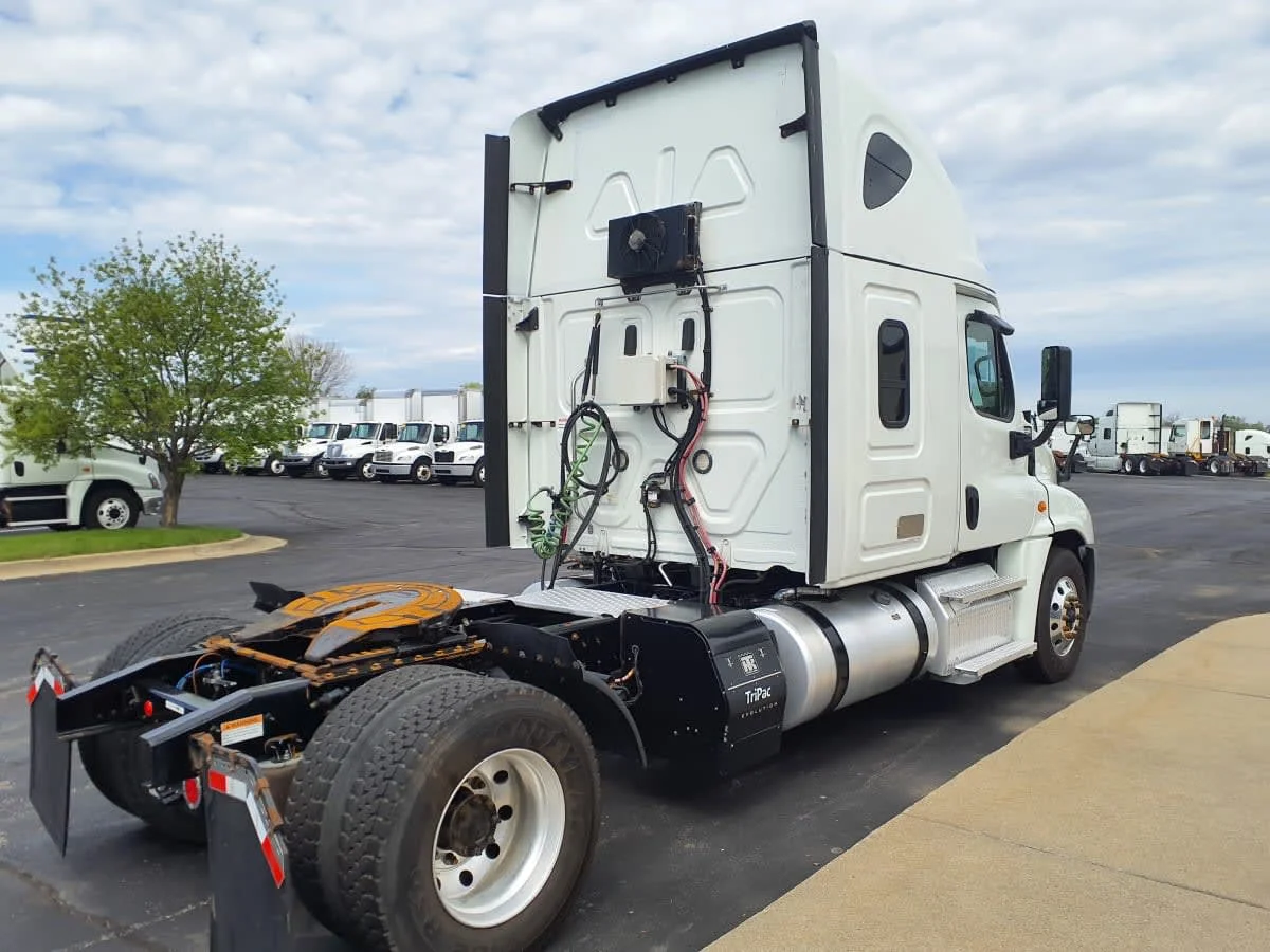 2020 Freightliner Cascadia in Altoona, IA — photo 4