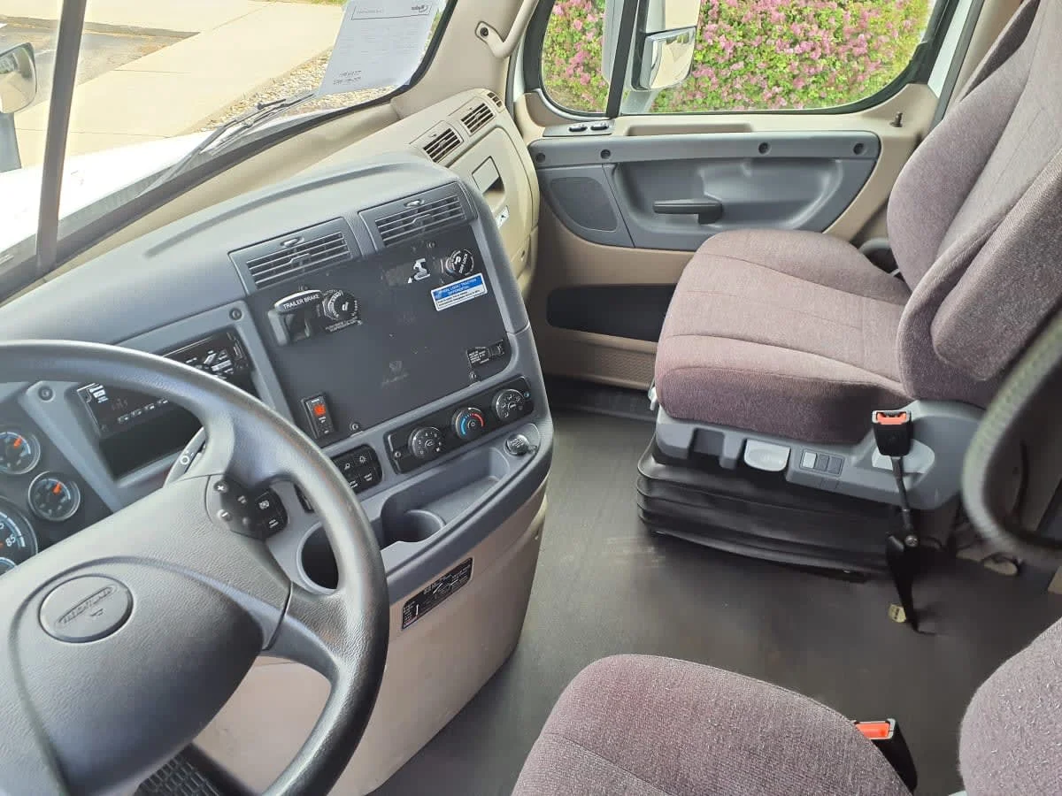 2020 Freightliner Cascadia in Altoona, IA — photo 7