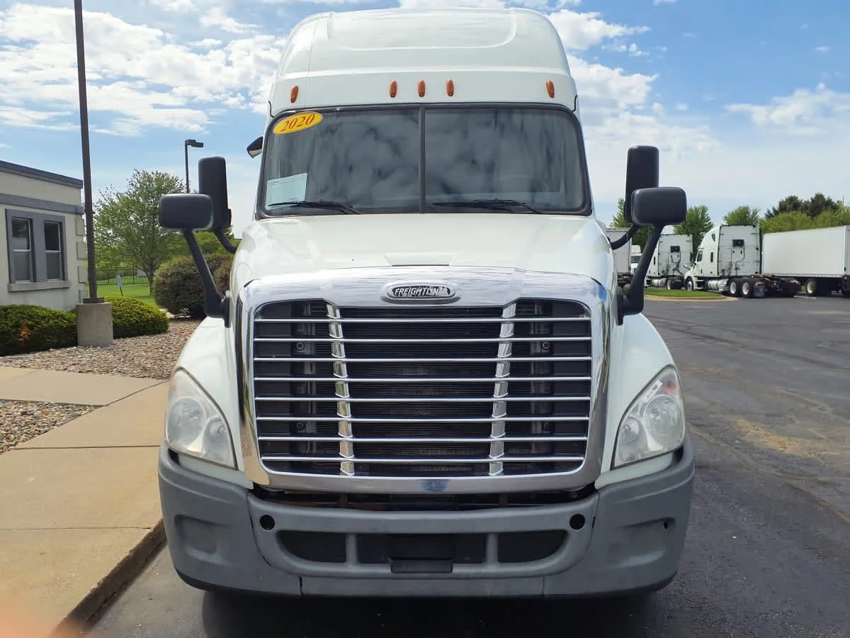2020 Freightliner Cascadia in Altoona, IA — photo 2