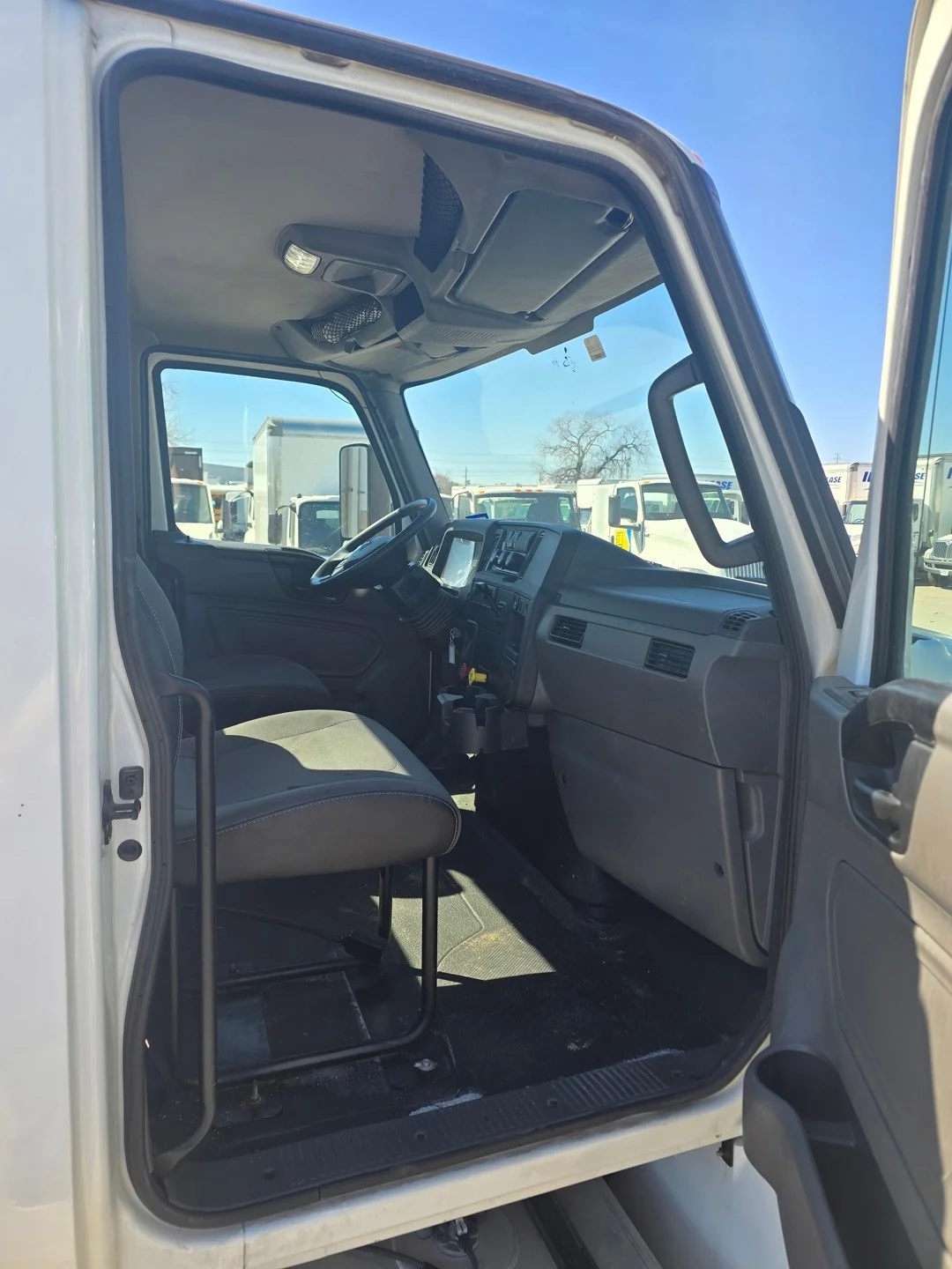 2022 International MV - image 4