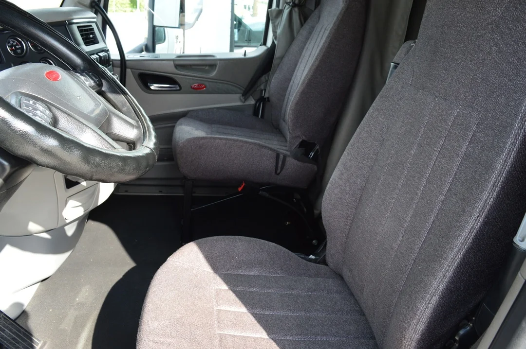 2019 Peterbilt 579 - image 13