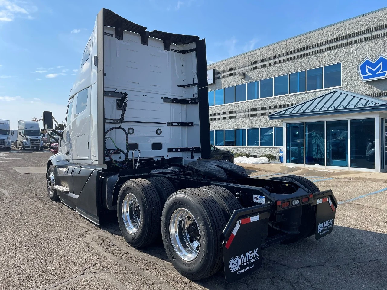 2026 Volvo VNL 660 in Byron Center, MI — photo 4