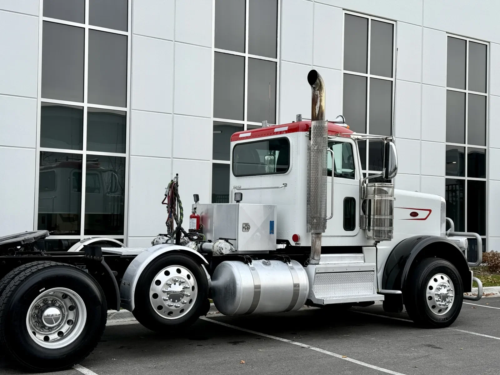 2023 Peterbilt 389 - image 7