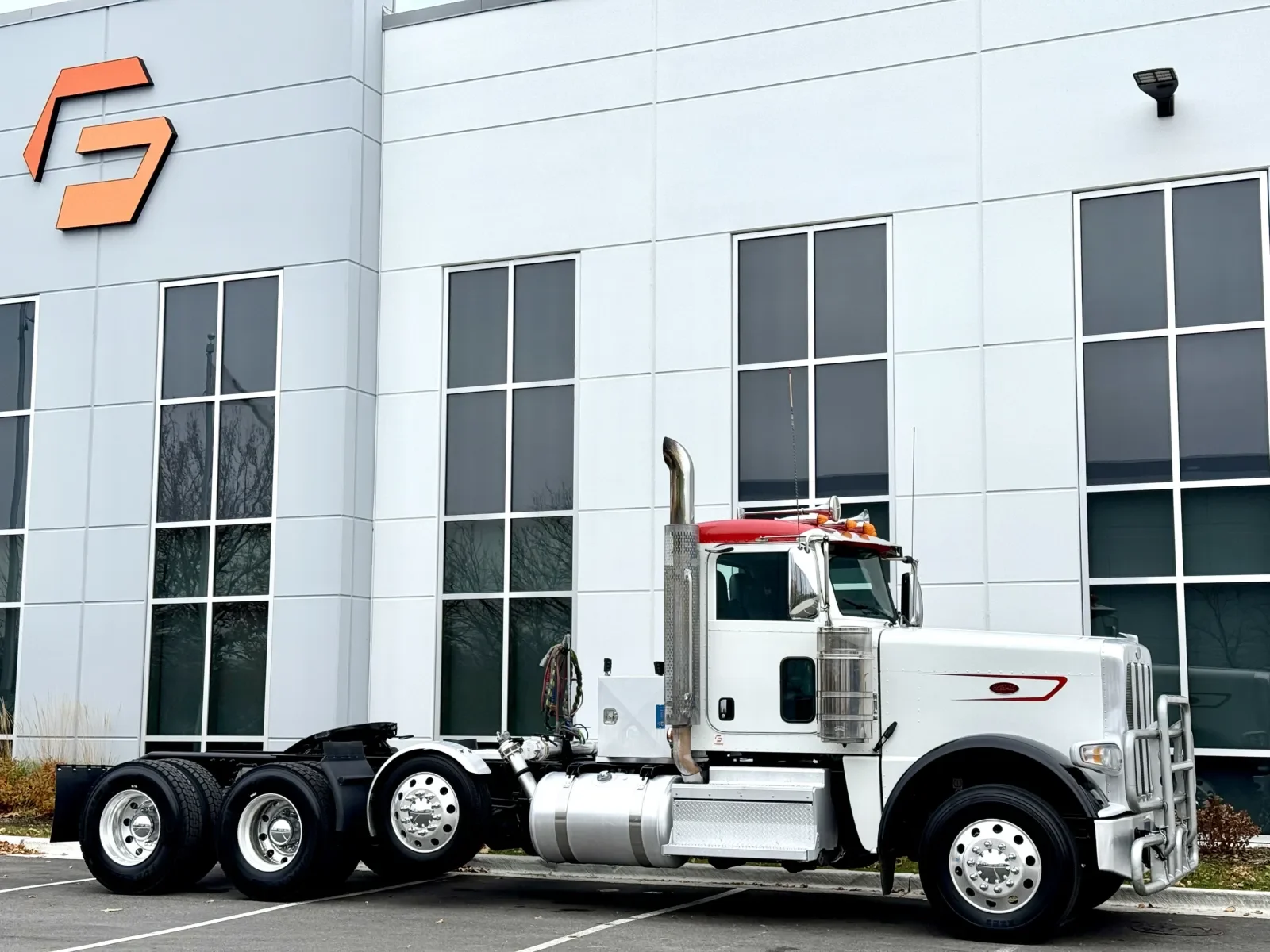 2023 Peterbilt 389 in New Lenox, IL — photo 2