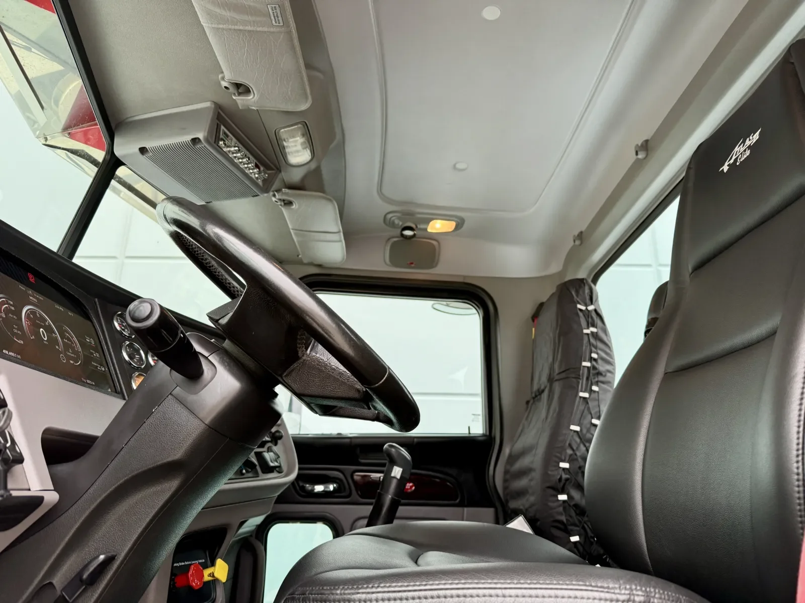 2023 Peterbilt 389 in New Lenox, IL — photo 14