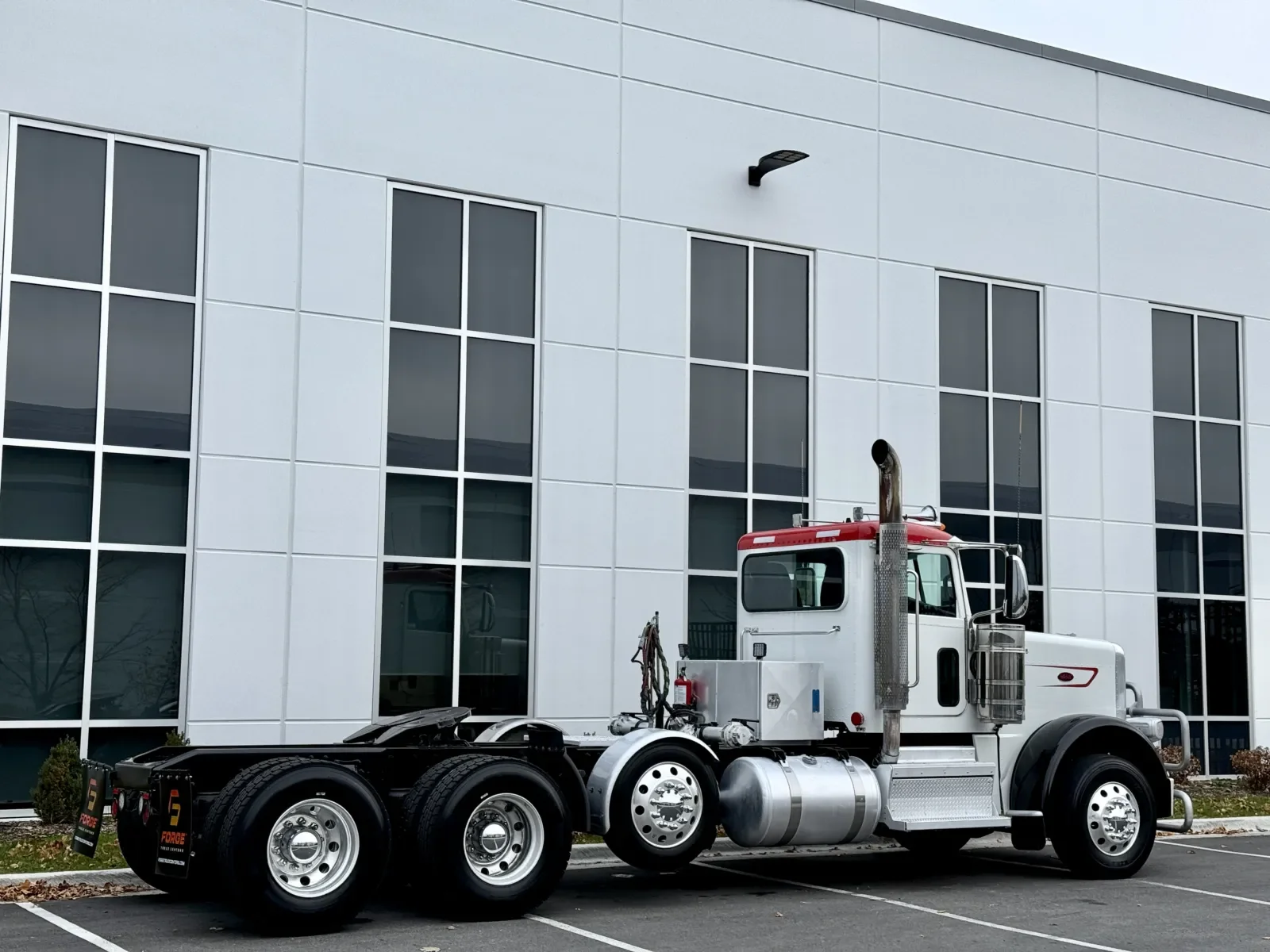 2023 Peterbilt 389 in New Lenox, IL — photo 5