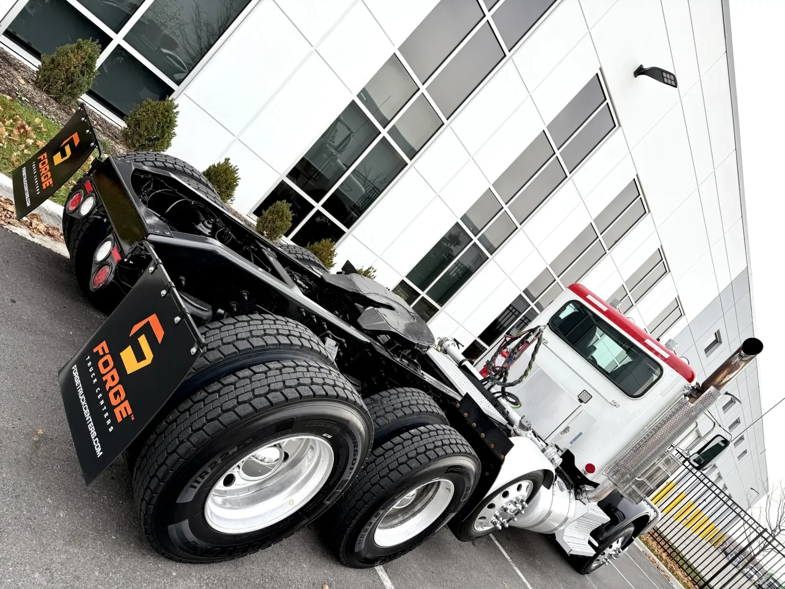 2023 Peterbilt 389 in New Lenox, IL — photo 11