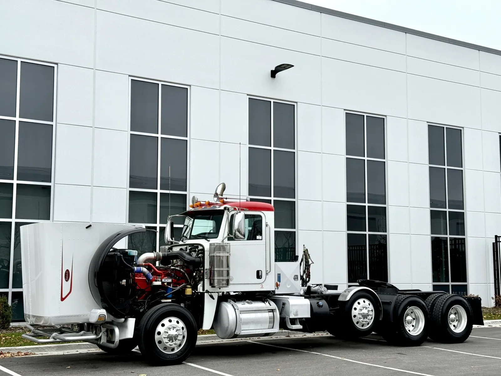 2023 Peterbilt 389 in New Lenox, IL — photo 10