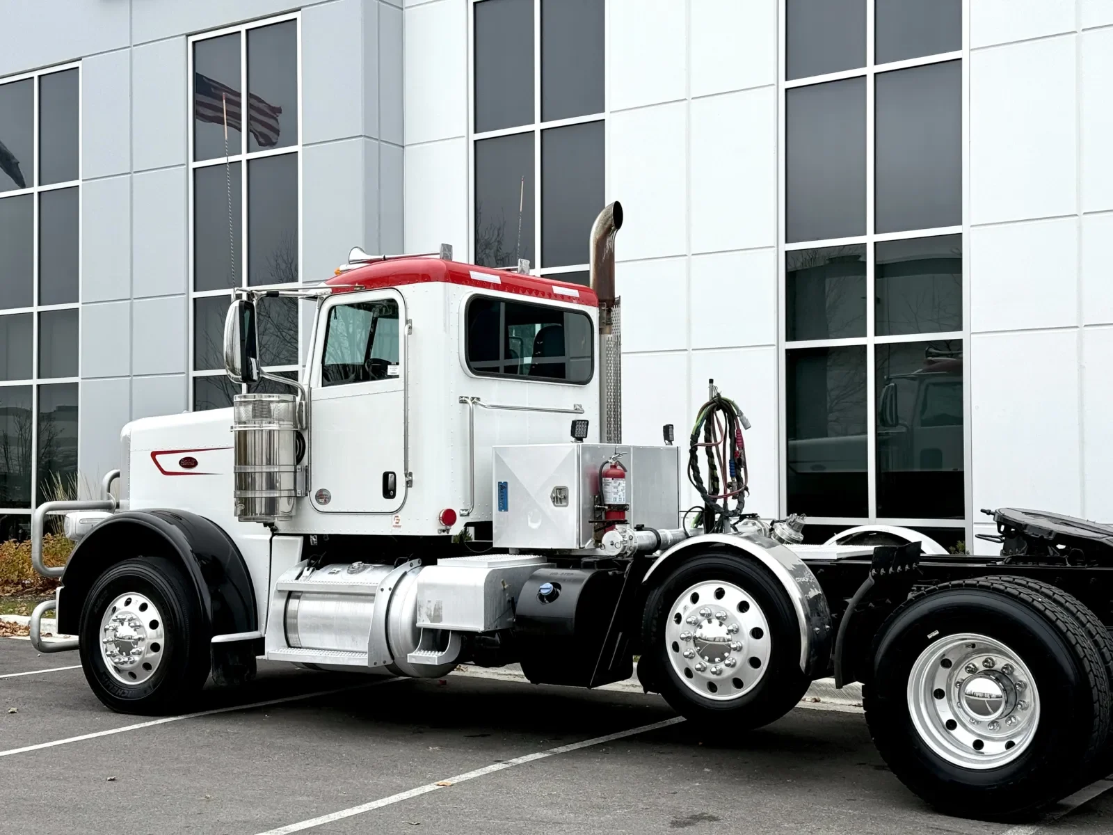2023 Peterbilt 389 - image 8