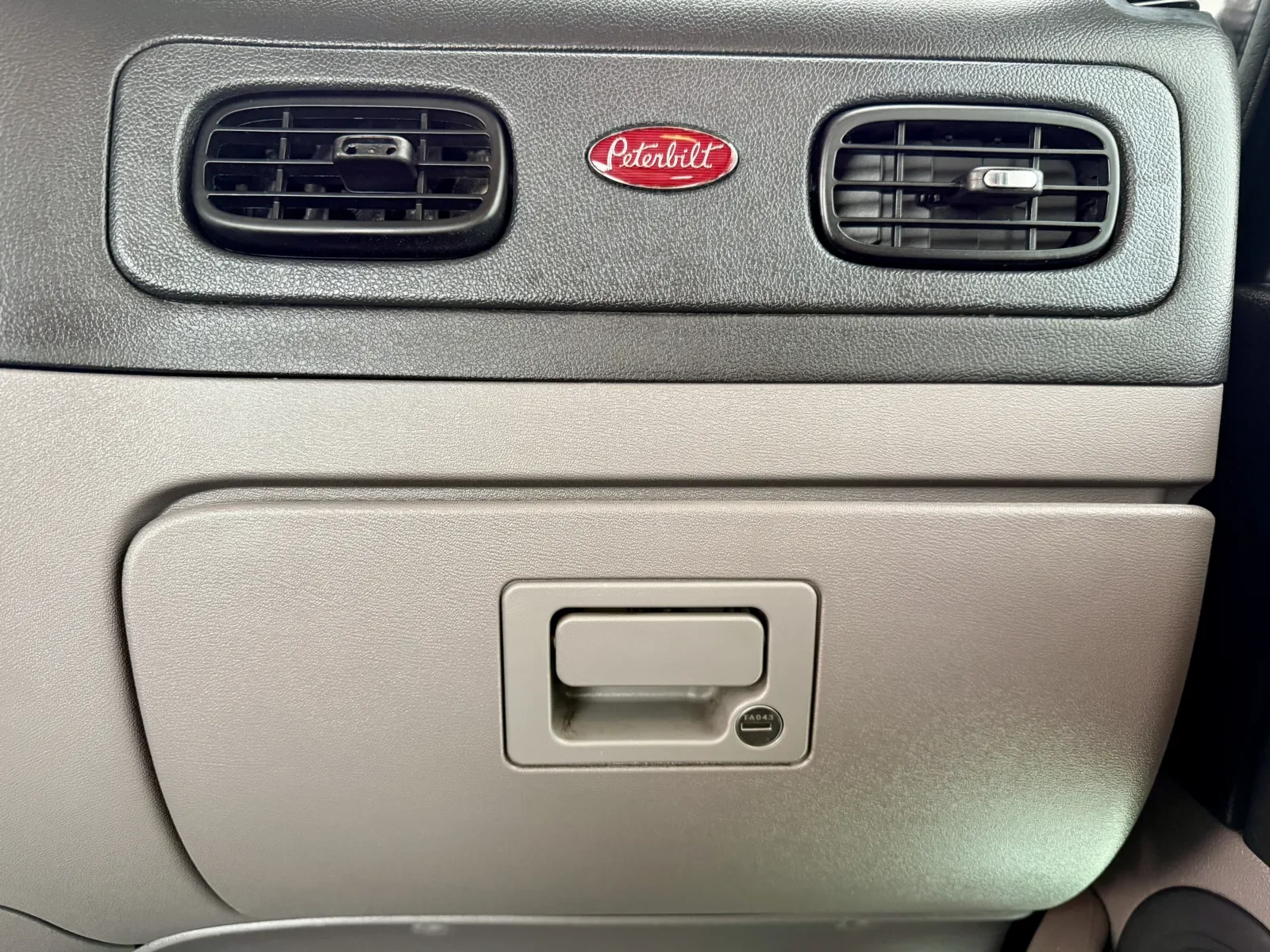 2023 Peterbilt 389 - image 19