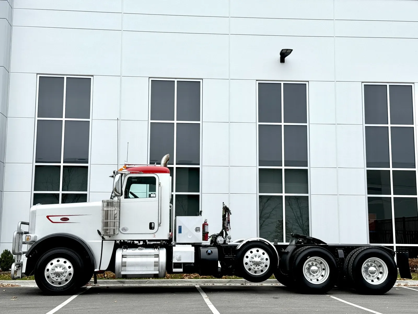 2023 Peterbilt 389 in New Lenox, IL — photo 4