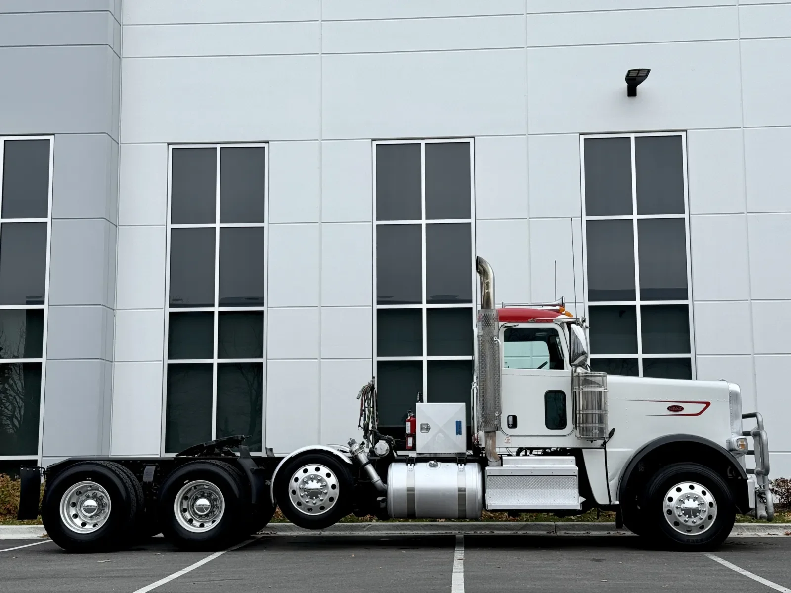 2023 Peterbilt 389 in New Lenox, IL — photo 3