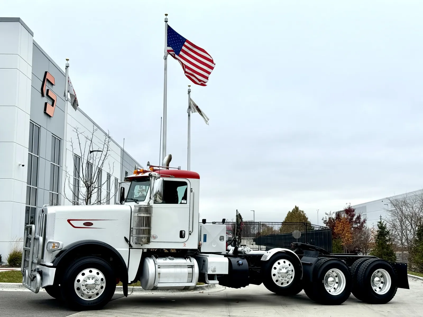 2023 Peterbilt 389 in New Lenox, IL