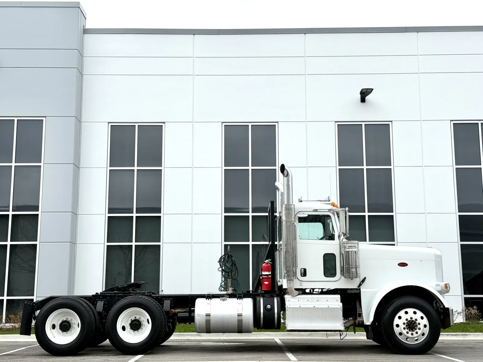 2014 Peterbilt 388 in New Lenox, IL — photo 3