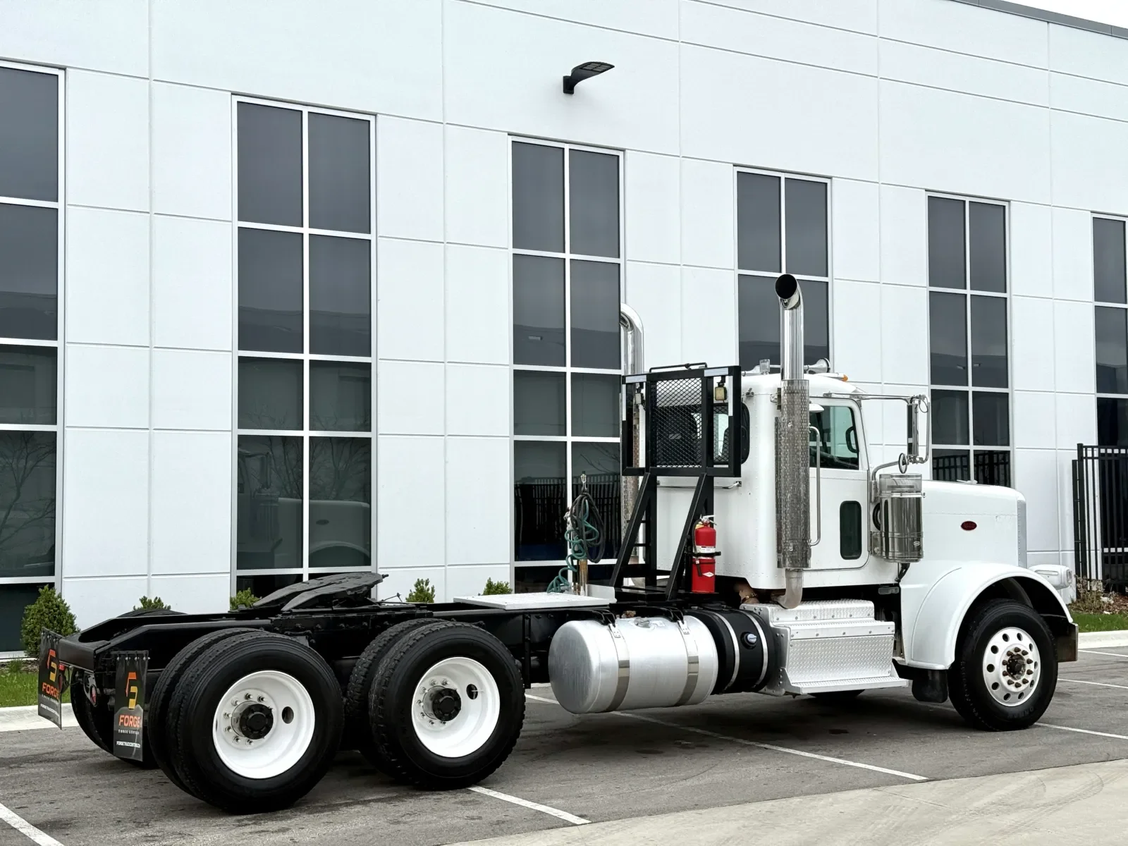 2014 Peterbilt 388 in New Lenox, IL — photo 5
