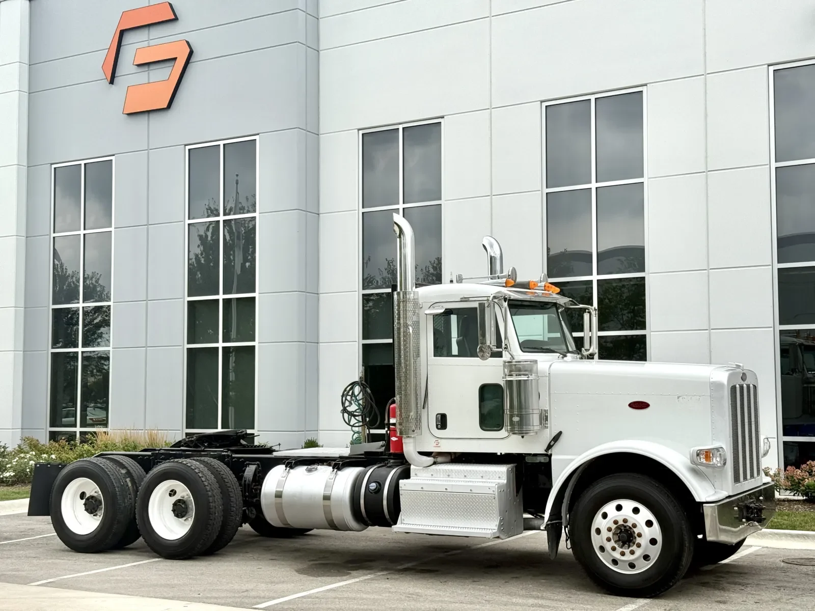 2014 Peterbilt 388 in New Lenox, IL — photo 2