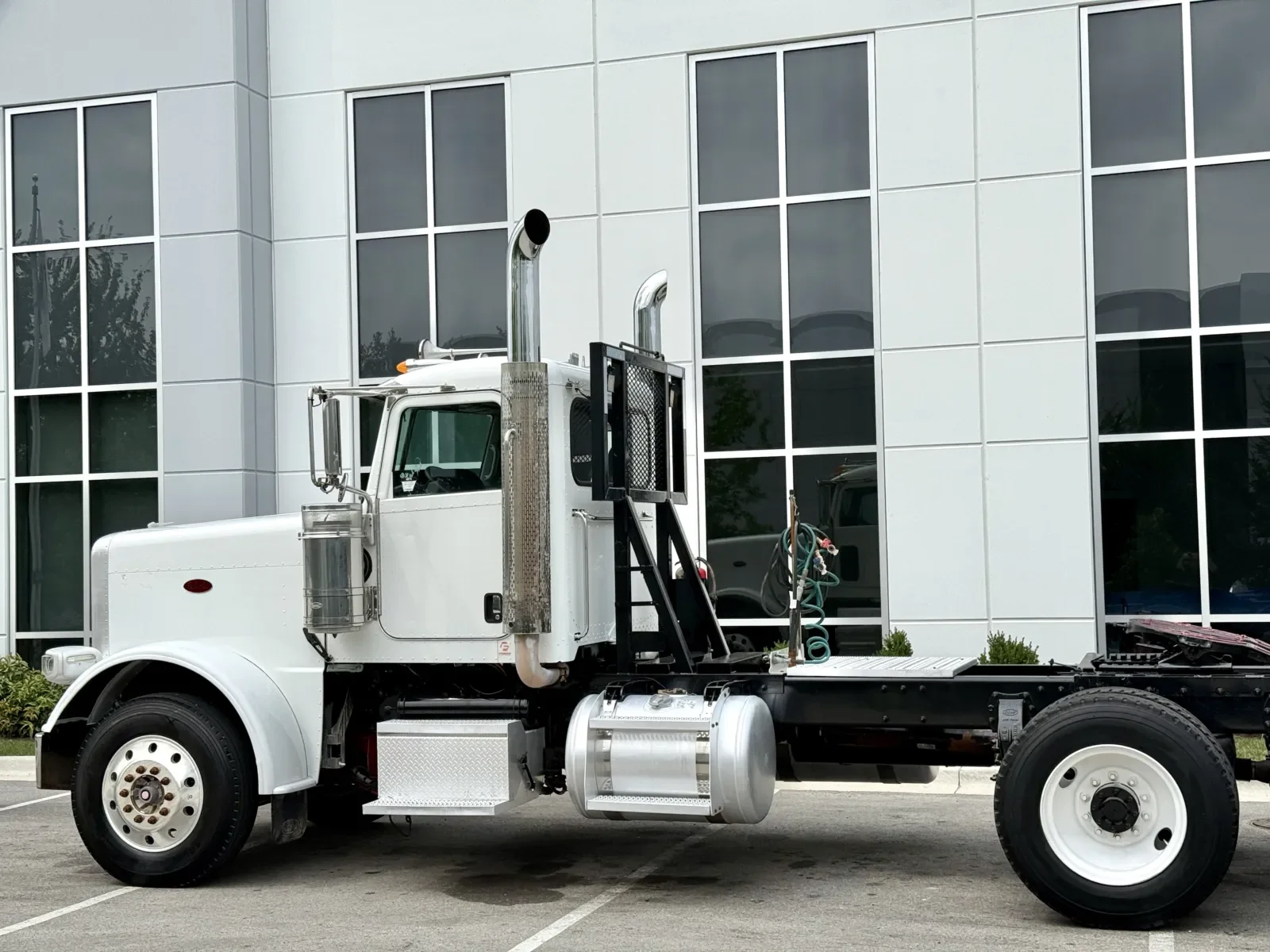 2014 Peterbilt 388 in New Lenox, IL — photo 8