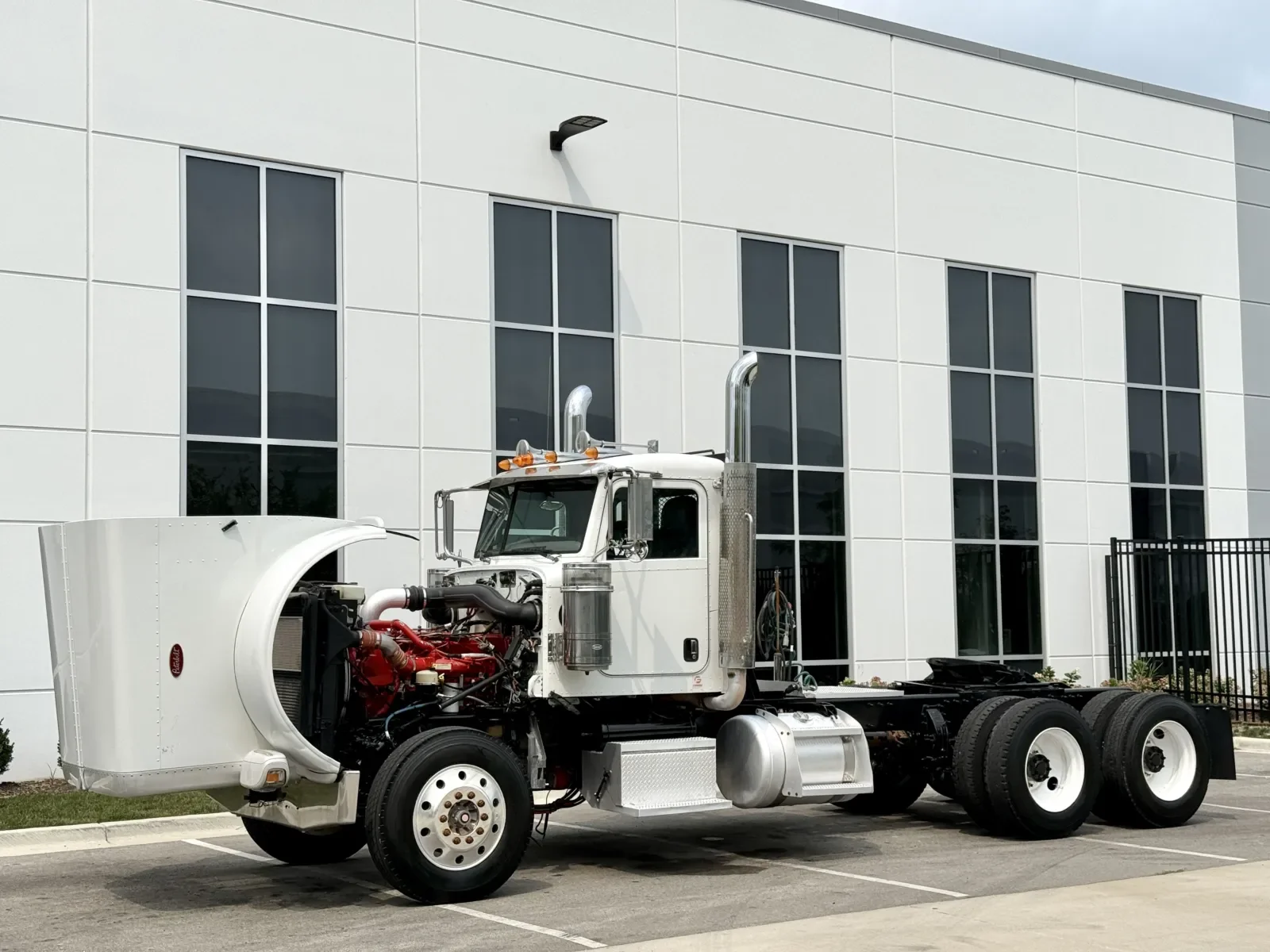2014 Peterbilt 388 in New Lenox, IL — photo 10