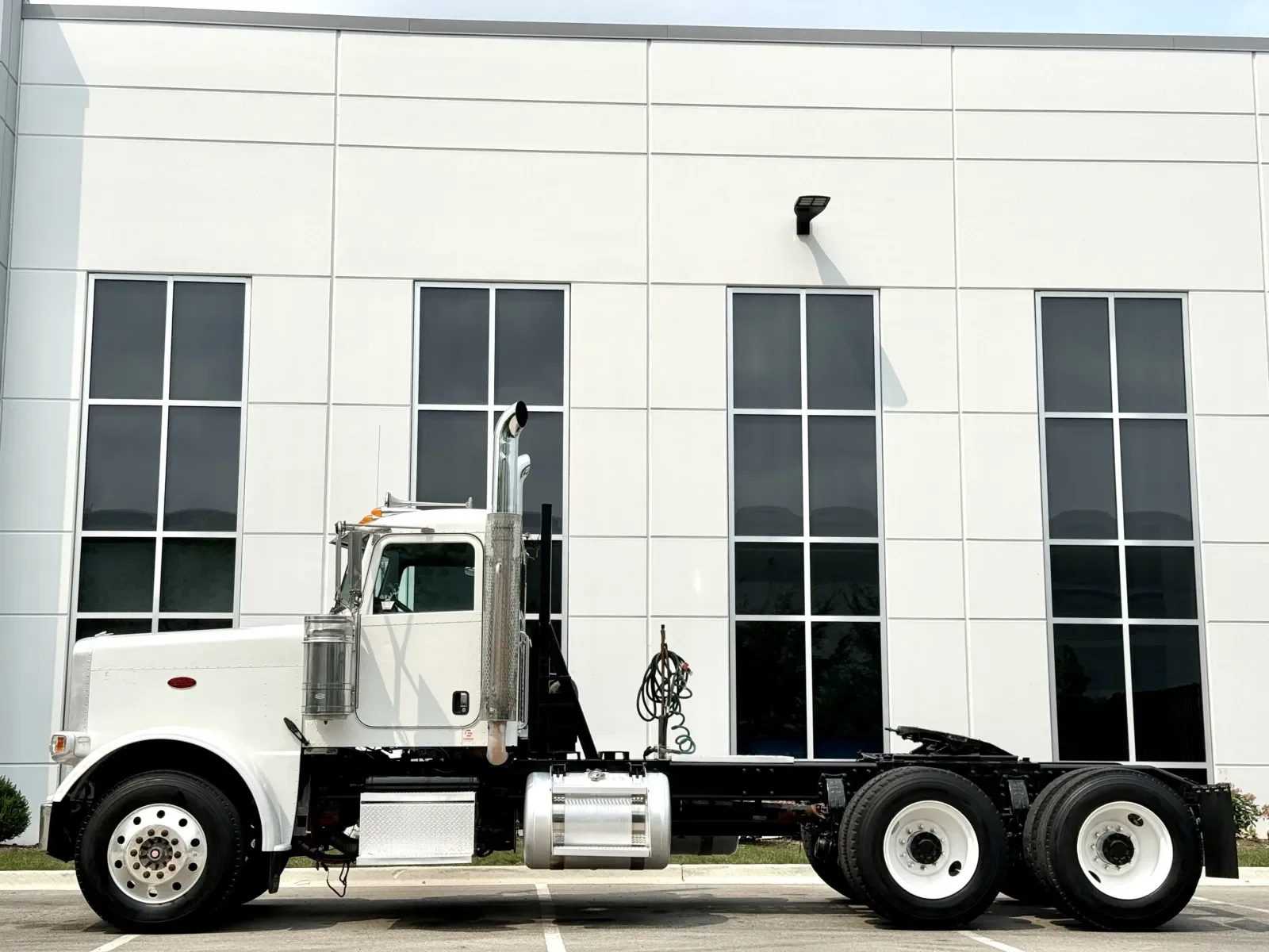 2014 Peterbilt 388 in New Lenox, IL — photo 4