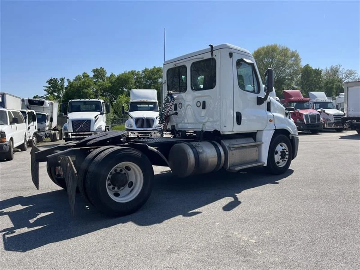 2019 Freightliner Cascadia in Beltsville, MD — photo 4
