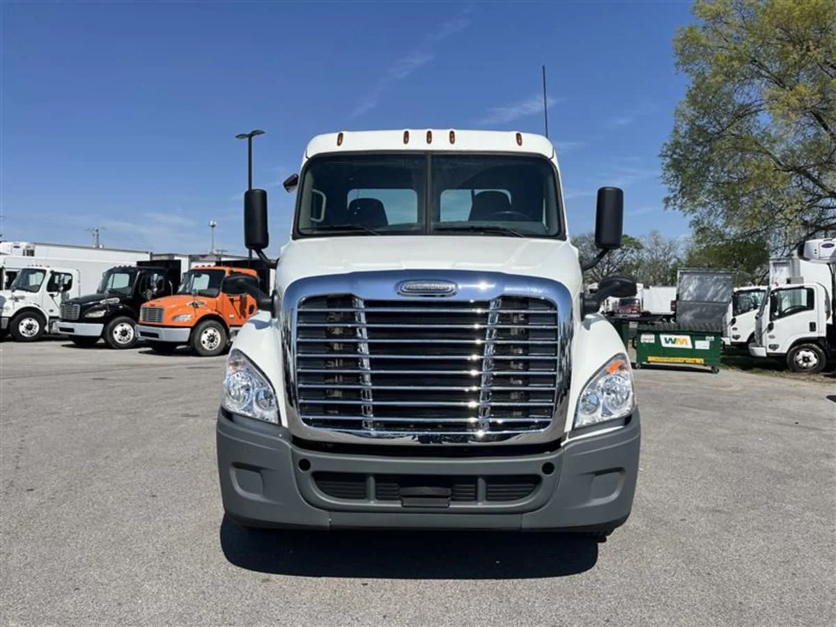 2019 Freightliner Cascadia in Beltsville, MD — photo 2