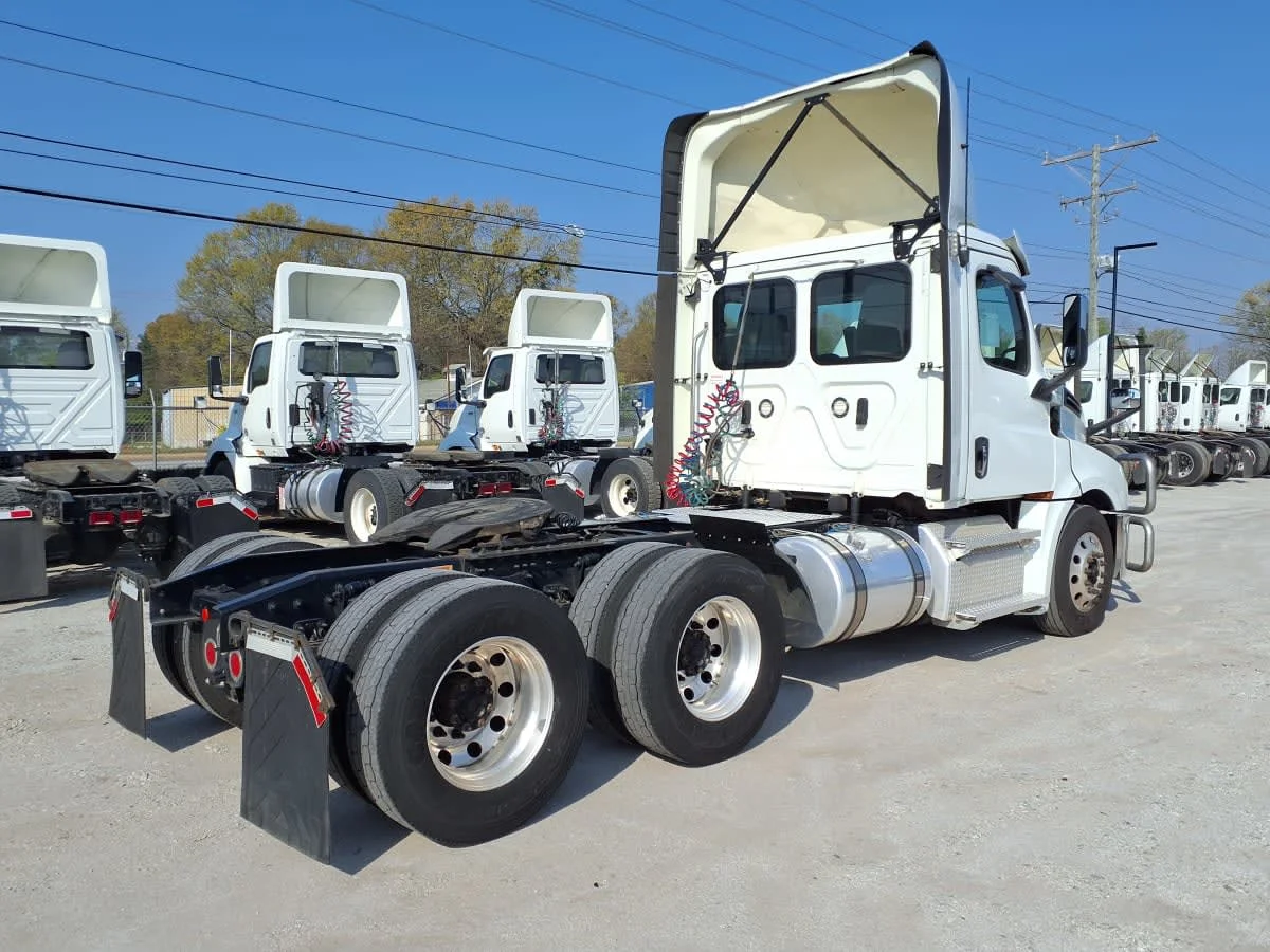 2020 Freightliner Cascadia - image 4
