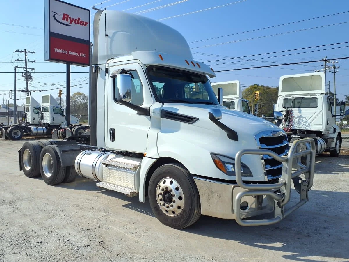 2020 Freightliner Cascadia in Greenville, SC — photo 3