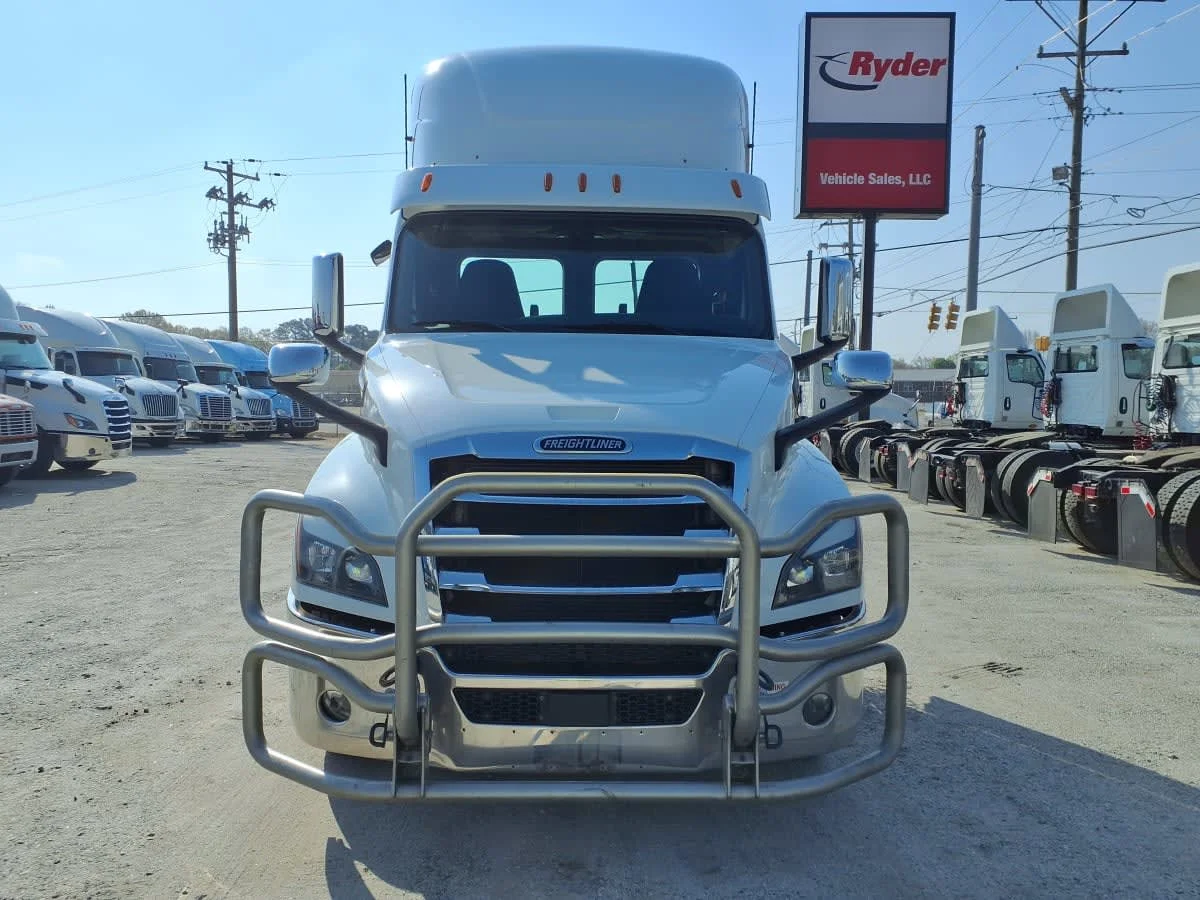 2020 Freightliner Cascadia in Greenville, SC — photo 2