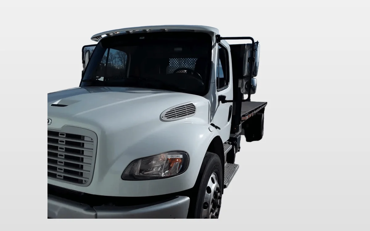 2018 Freightliner M2 106 - image 1