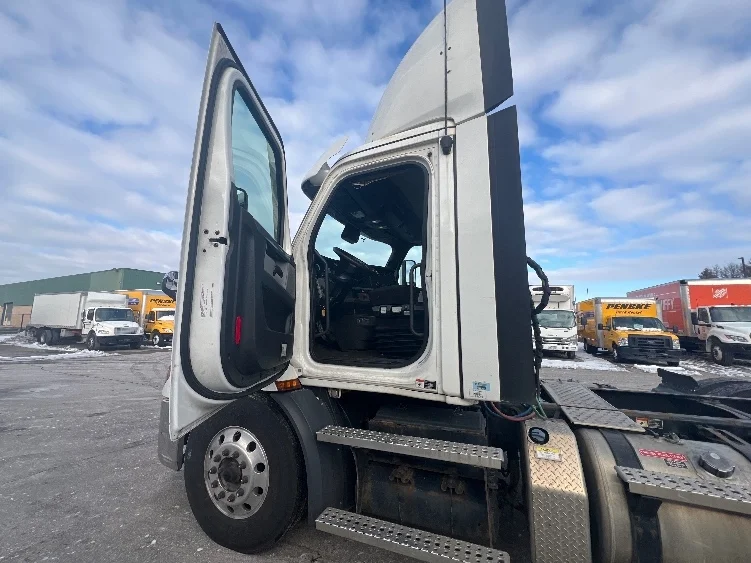 2021 Freightliner Cascadia - image 9