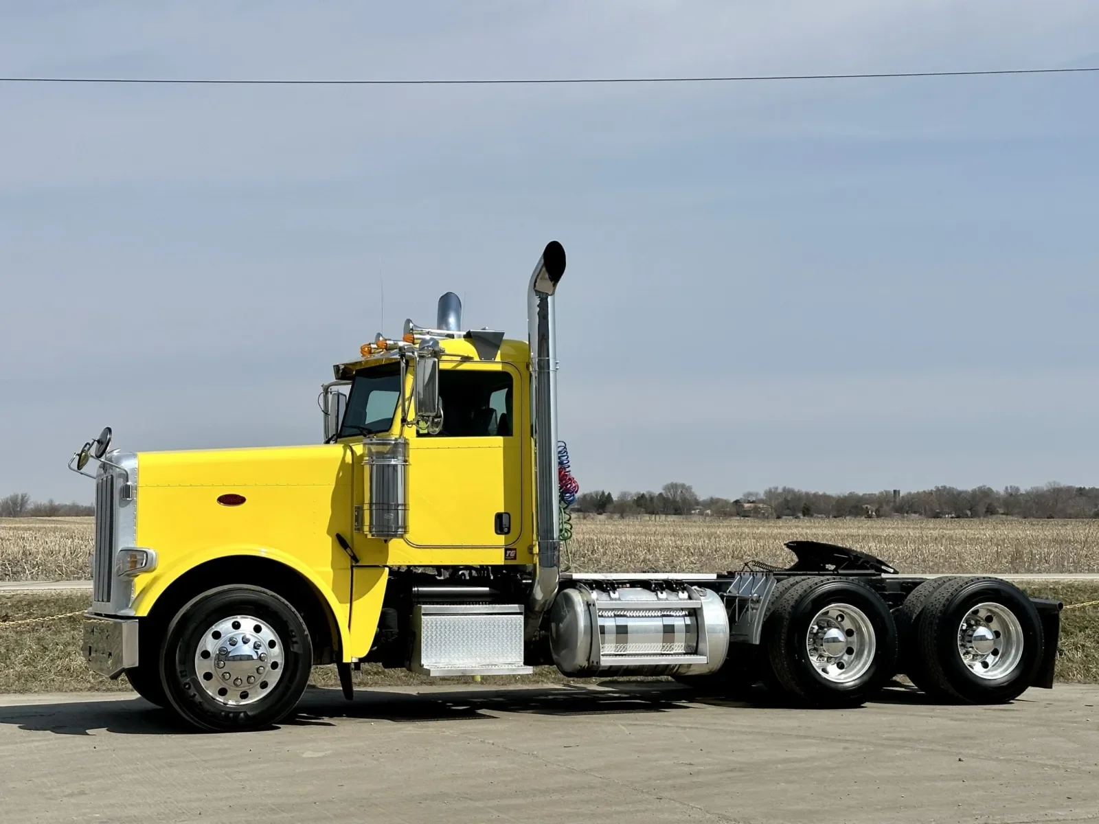 2014 Peterbilt 389 in New Lenox, IL — photo 3
