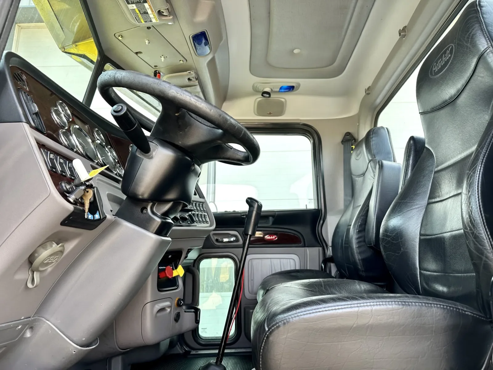 2014 Peterbilt 389 in New Lenox, IL — photo 15