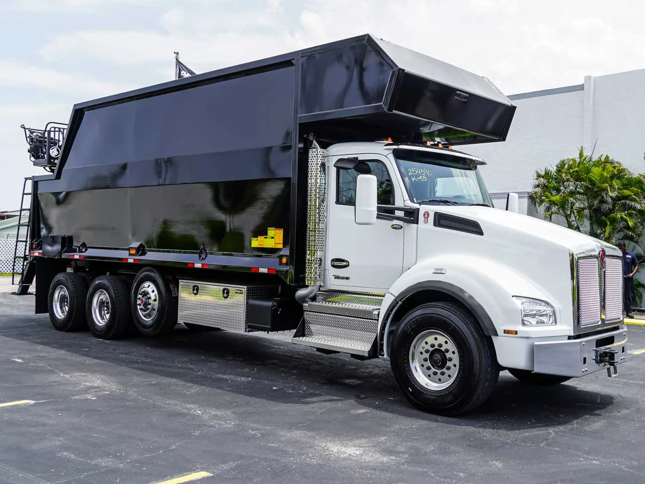 2025 Kenworth T880