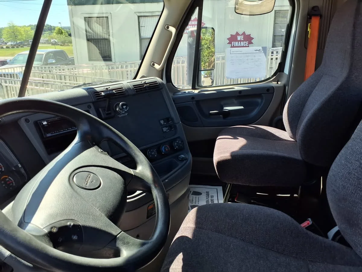 2018 Freightliner Cascadia in Knoxville, TN — photo 7
