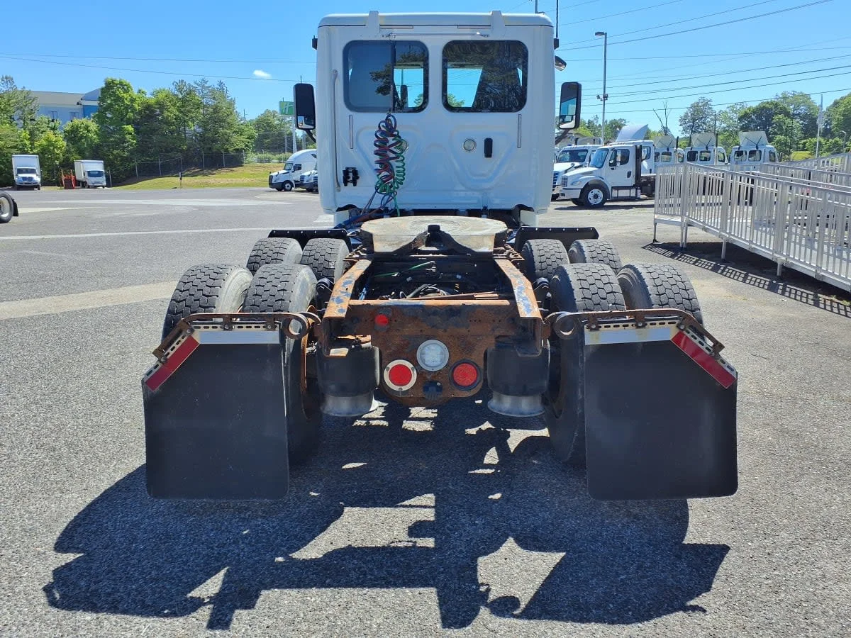 2018 Freightliner Cascadia in Knoxville, TN — photo 5