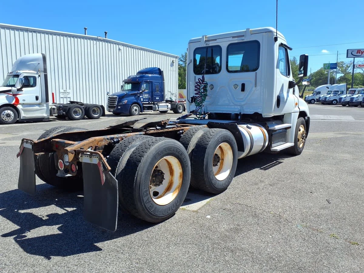 2018 Freightliner Cascadia in Knoxville, TN — photo 4
