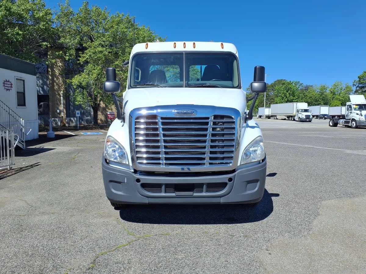 2018 Freightliner Cascadia in Knoxville, TN — photo 2