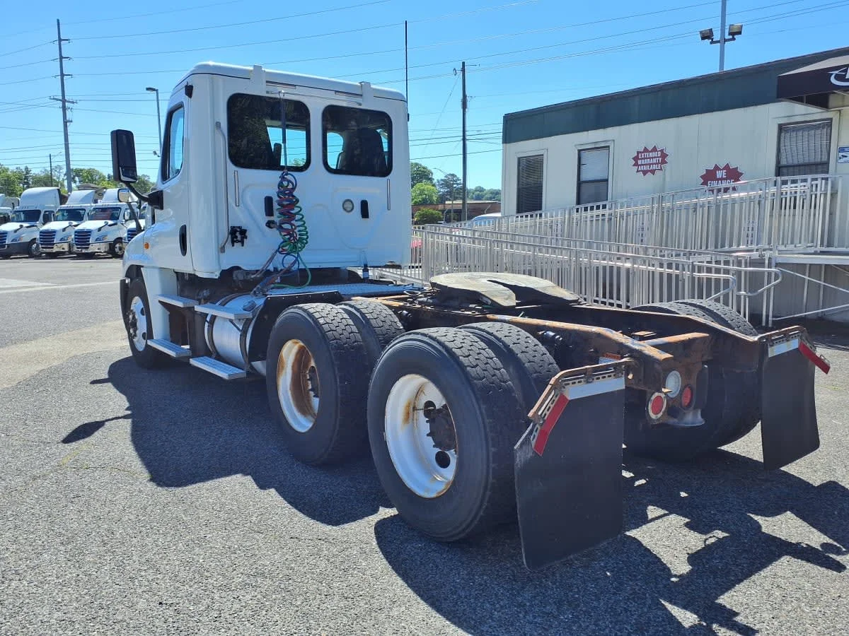 2018 Freightliner Cascadia in Knoxville, TN — photo 6