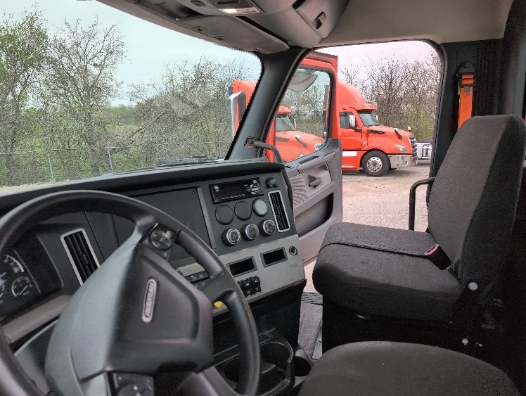 2020 Freightliner Cascadia - image 10