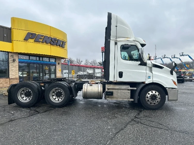 2021 Freightliner Cascadia in Chicopee, MA — photo 8